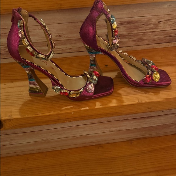 Betsy Johnson, rhinestone and sequin sandals size 9 - Picture 2 of 8